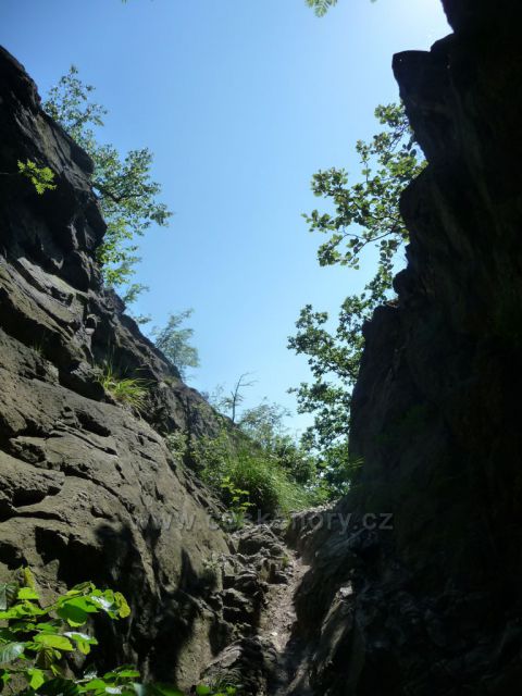 Putování mezi znělcovými kameny
(Bořeň)