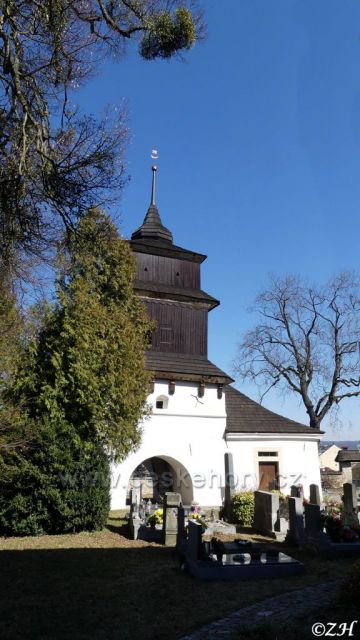Semanín,obranná zvonice u kostela sv. Bartoloměje ze 17. století.