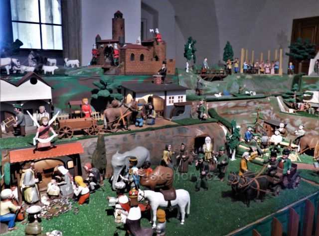 Pohyblivý betlém 
v Chomutově
(kromě sv. rodiny je ústředním bodem tohoto betléma hrad Hasištejn)