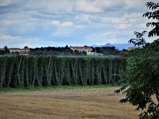 Okolo zámku Stekník