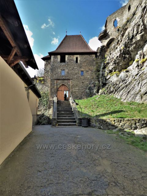 Vstupní brána do hradu
Střekova