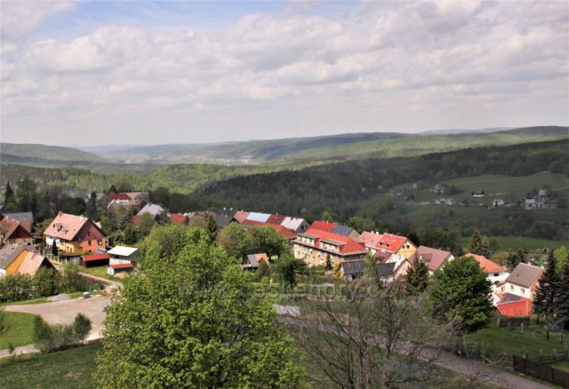 Výhled z rozhledny Na Růžovém vrchu,
Hora sv. Kateřiny