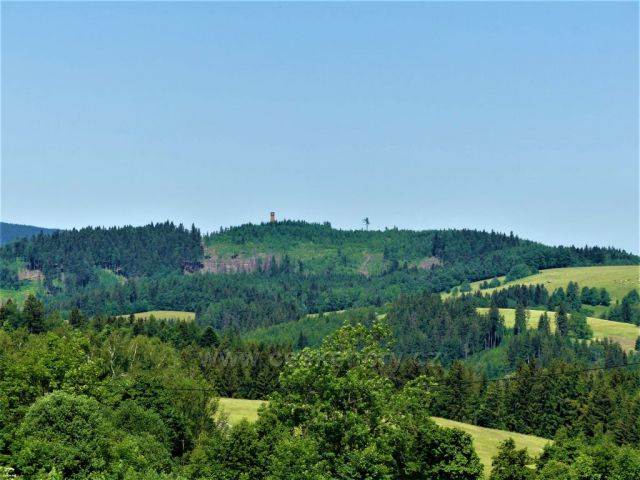 Pohled z úbočí Hřebínku ke Křížovému vrchu