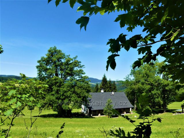 Chalupa na úbočí Hřebínku