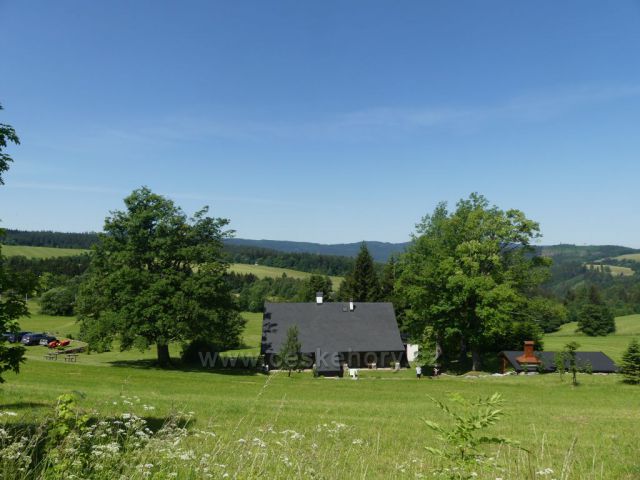 Pohled z úbočí Hřebínku k masivu Suchého vrchu