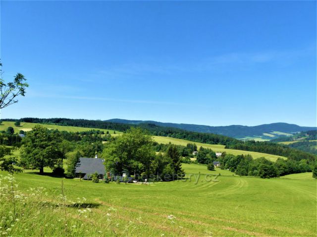 Pohled z úbočí Hřebínku k Bukové hoře