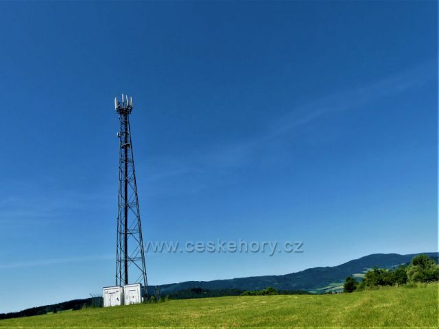 Telekomunikační věž na vrcholku Hřebínku