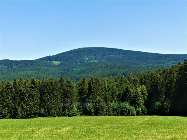 Pohled z vrcholu Hřebínku na Jeřáb (1003 m.n.m.)