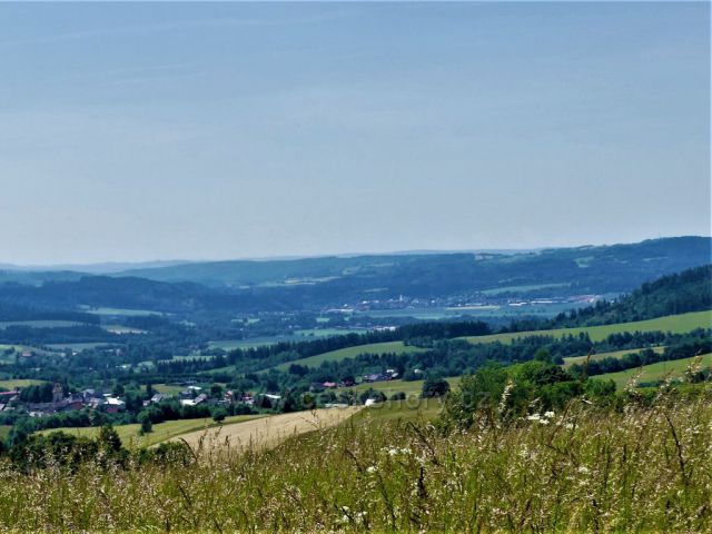Pohled z hřebínku do údolí Březné