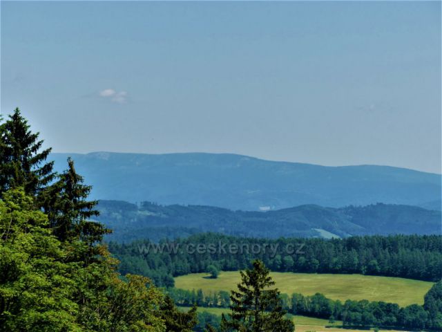Pohled na Hanušovickou vrchovinu. V pozadí pásmo Jeseníků