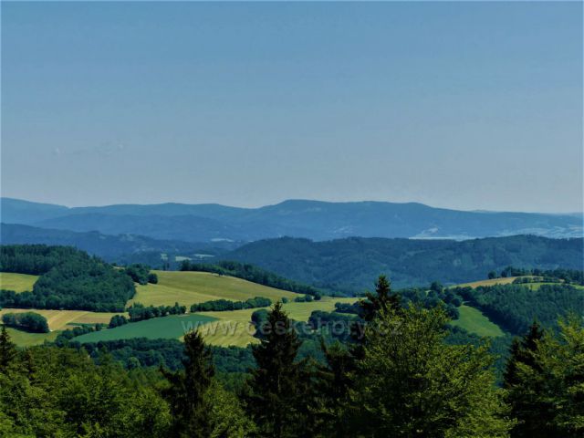 Pohled na Hanušovickou vrchovinu. V pozadí pásmo Jeseníků.