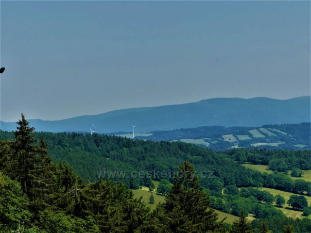 Pohled na větrné elektrárny nad Kopřivnou .