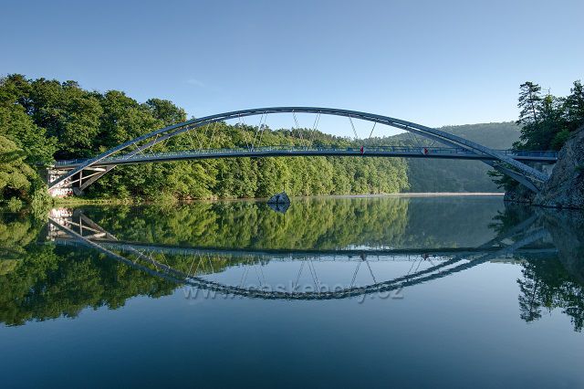Most přes Brněnskou přehradu poblíž hradu Veveří
