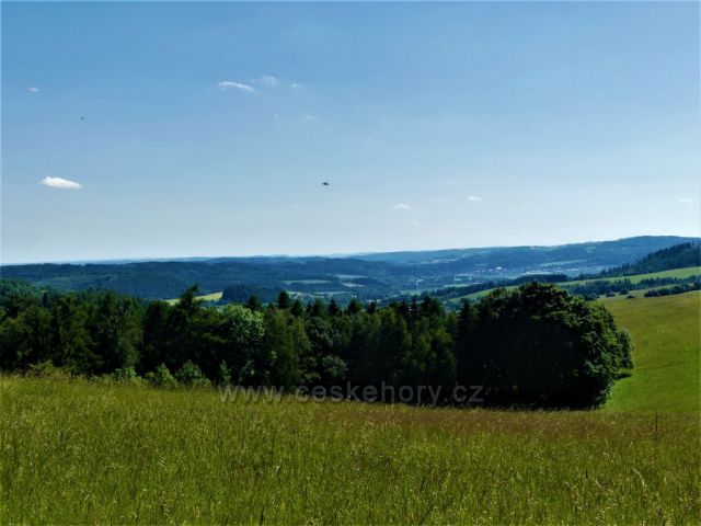 Pohled ke Štítům na konci údolí.