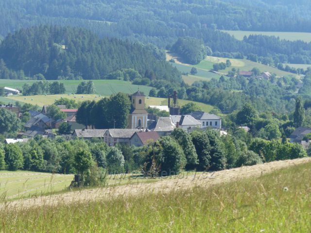 Písařov obklopují ze tří stran svažité pastviny