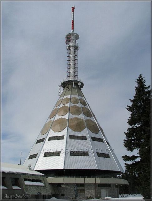 Telekomunikační vysílač na Černé hoře. Spodní mnohostěnný jehlan je vysoký 35,7 metru. Celková výška věže je od země až k nejvyšší anténě 78,3 metru. Prostory vysílače jsou veřejnosti nepřístupné. 
