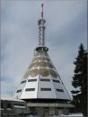 Telekomunikační vysílač na Černé hoře. Spodní mnohostěnný jehlan je vysoký 35,7 metru. Celková výška věže je od země až k nejvyšší anténě 78,3 metru. Prostory vysílače jsou veřejnosti nepřístupné. 
