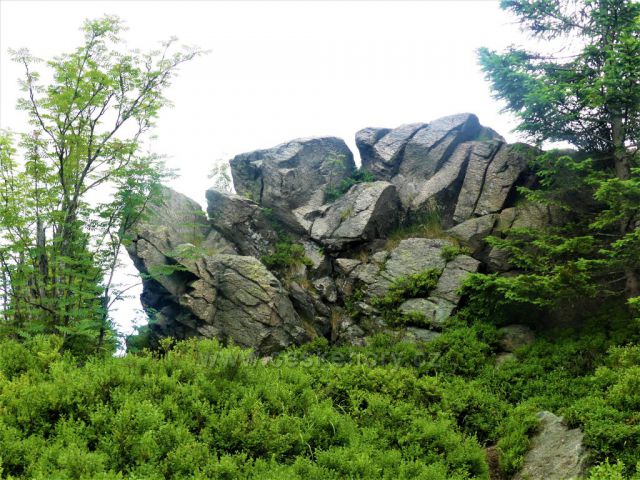 Skalní útvar na vrcholu Suchého vrchu