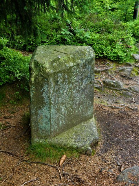 Historický mezník na vrcholu Suchého vrchu