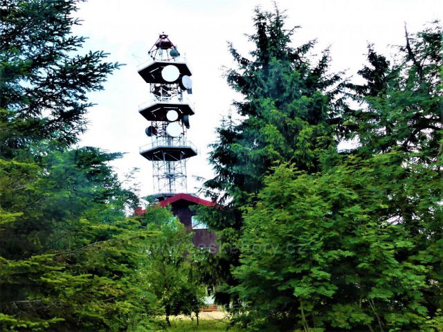 Telekomunikační věž na vrcholu Suchého vrchu