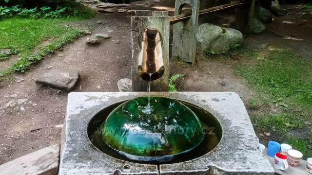 Voda ze  zázračné studánky