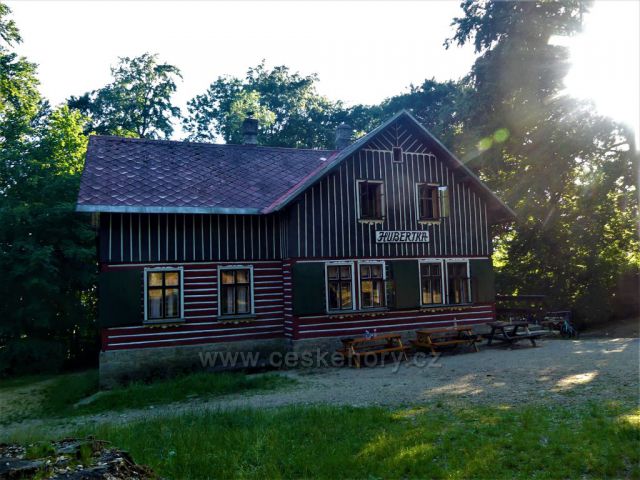 Chata Hubertka nad skalním útvarem Kočičí kameny