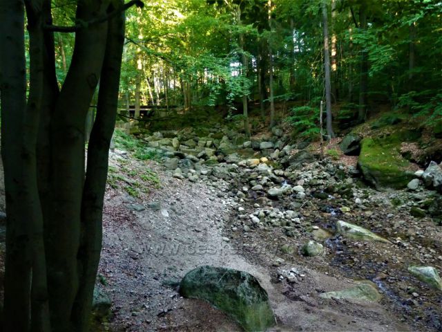 Řečiště Hájeného potoku nad poldrem