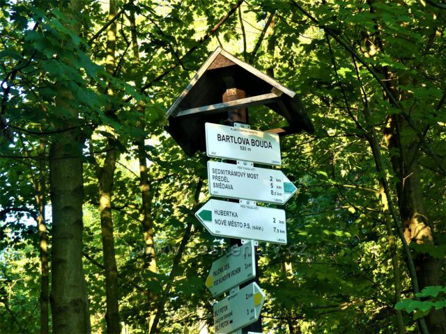 Turistický rozcestník nad Bartlovo boudou