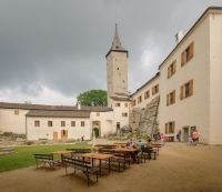 Nádvoří hradu Roštějn, pohled na sedmibokou věž