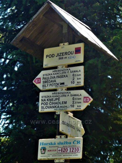 Turistický rozcestník Pod Jizerou 968 m.n.m.