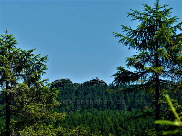 Průhled na vrchol Jizery s rozhledovým místem.