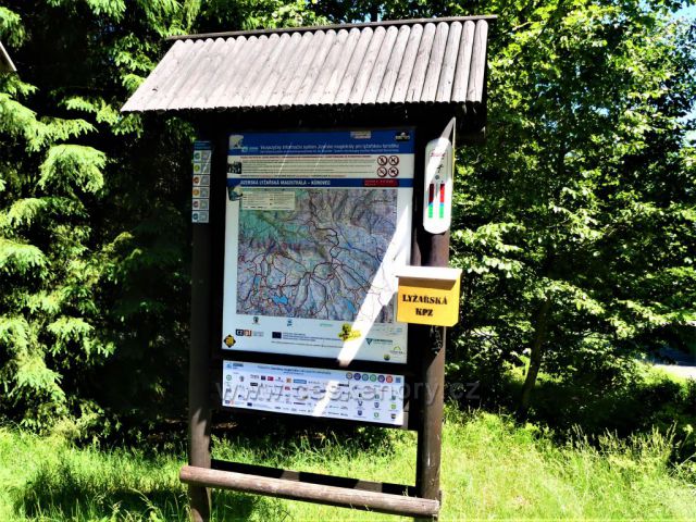 Turistická mapa na rozcestí U Studánky. Zde se napojuje Kasárenská silnice na silnici Soušskou.