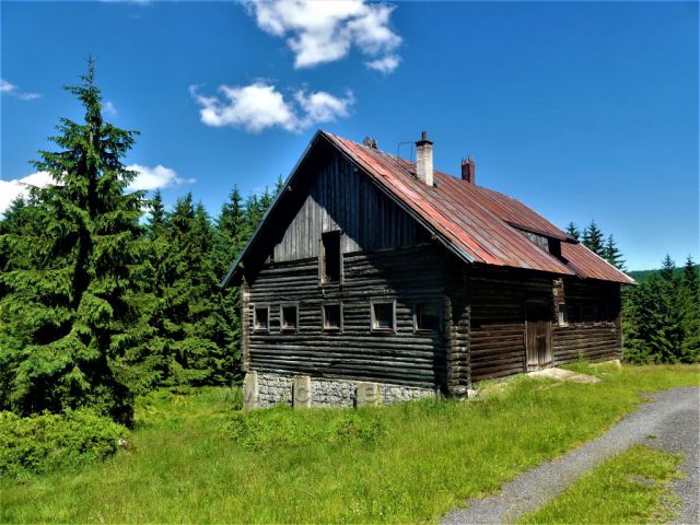 Dřevěné stavení u Kůrovcové cesty.