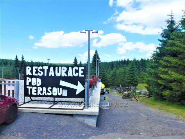 Restaurace Smědava je v suterénu objektu.