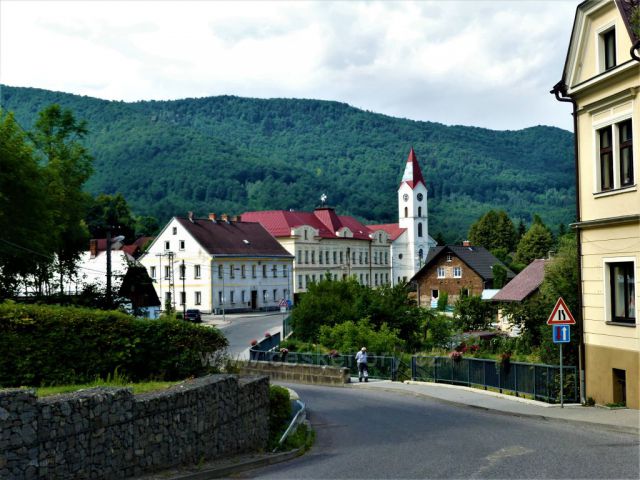 Bílý Potok - centrum obce, škola a kostel Nejsvětější trojice.