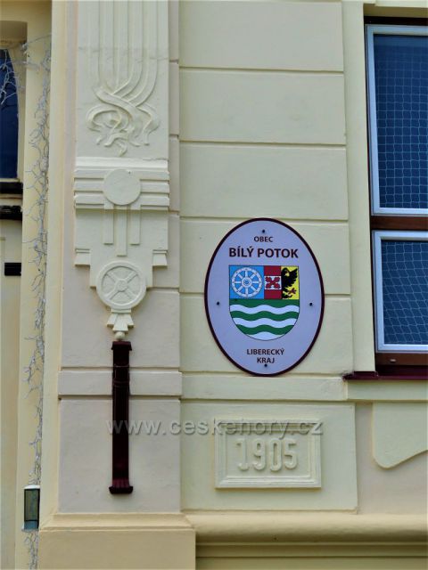 Bílý Potok - Vchod do budovy základní školy.