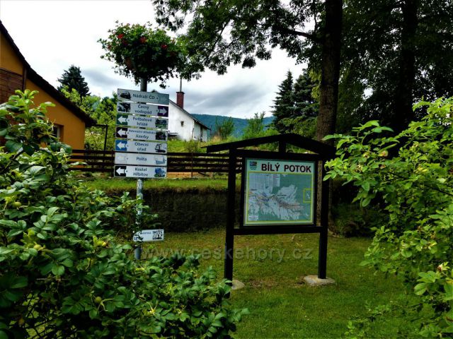 Bílý Potok - Místní rozcestník a plán obce na odpočinkovém místě.