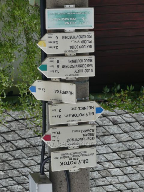 Bílý Potok - Turistický rozcestník Bílý Potok 430 m.n.m. v ulici P. Bezruče.