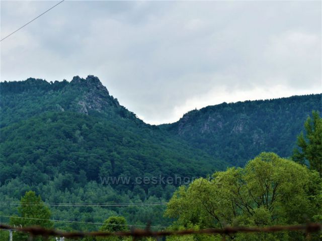 Bílý Potok - Pohled z cesty k žst. na Frýdlantské cimbuří a Ořešník.