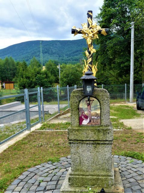Bílý Potok - Kříž v ulici P. Bezruče před odbočkou silničky k vlakovému nádraží.