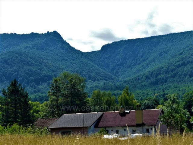 Hejnice -Frýdlantské cimbuří a hřeben Ořešníku.