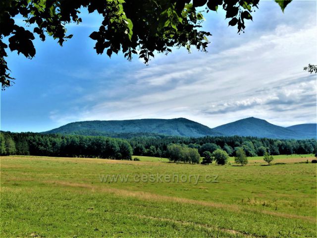 Hejnice - Pohled od hřbitova k Vlašskému hřebenu.