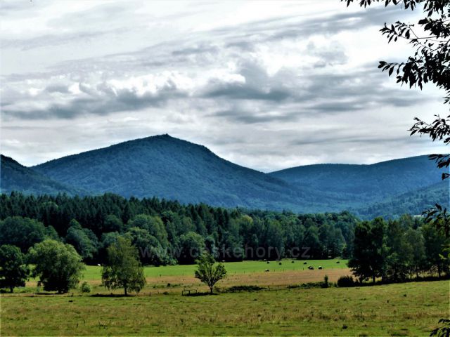 Hejnice - Pohled od hřbitova k Paličníku.