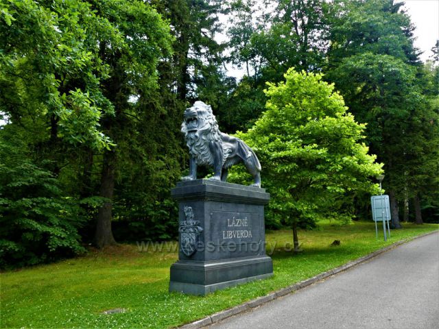 Lázně Libverda - jeden z dvojice lvů střežících vstup do lázeňského parku od Hejnic.