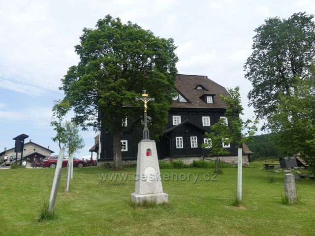 Jizerské hory - Jizerka, kříž z roku 1834 pod Panským domem.