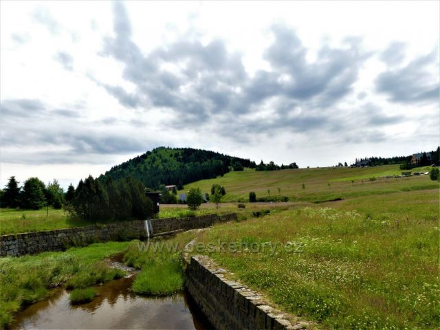 Jizerské hory - Jizerka, pohled od Staré Pily k Bukovci.