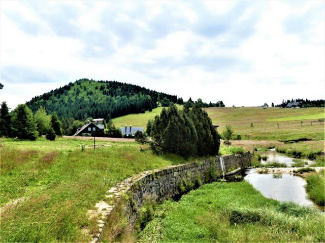 Jizerské hory - Jizerka, pohled od Staré Pily k Bukovci.