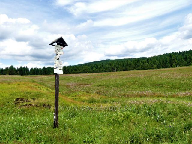 Jizerské hory - Jizerka,  turistický rozcestník Lasičí cesta 858 m.n.m.