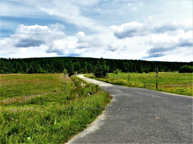 Jizerské hory - Jizerka, Lasičí cesta vede na Střední jizerský hřeben s několika skalními útvary.