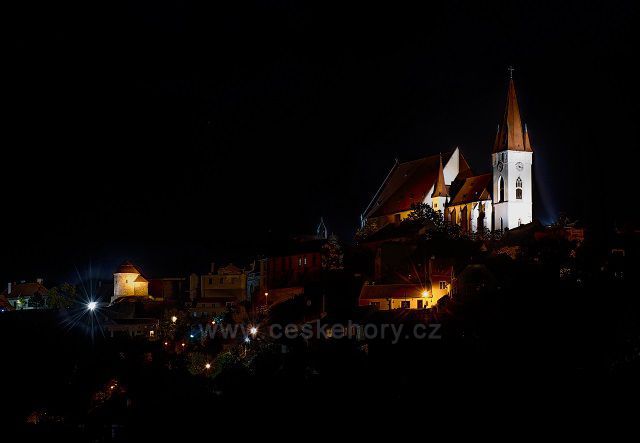 Noční pohled na kostel sv. Mikuláše a rotundu sv. Kateřiny ve Znojmě